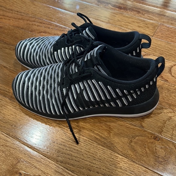 Nike Shoes - NIKE black/white tie up sneakers-EUC
